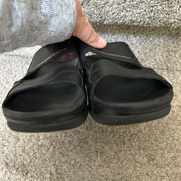 FitFlop Black leather sandals. Microwobbleboard Technology. Size 7. Gold details - Picture 10 of 12